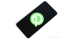 Android Q Foto auf einem weißen Hintergrund