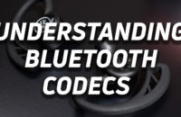 Die Titelkarte mit der Aufschrift "Undersetanding Bluetooth Codecs" wurde auf ein Bild der echten drahtlosen JLab Epic Air Elite-Ohrhörer gelegt.