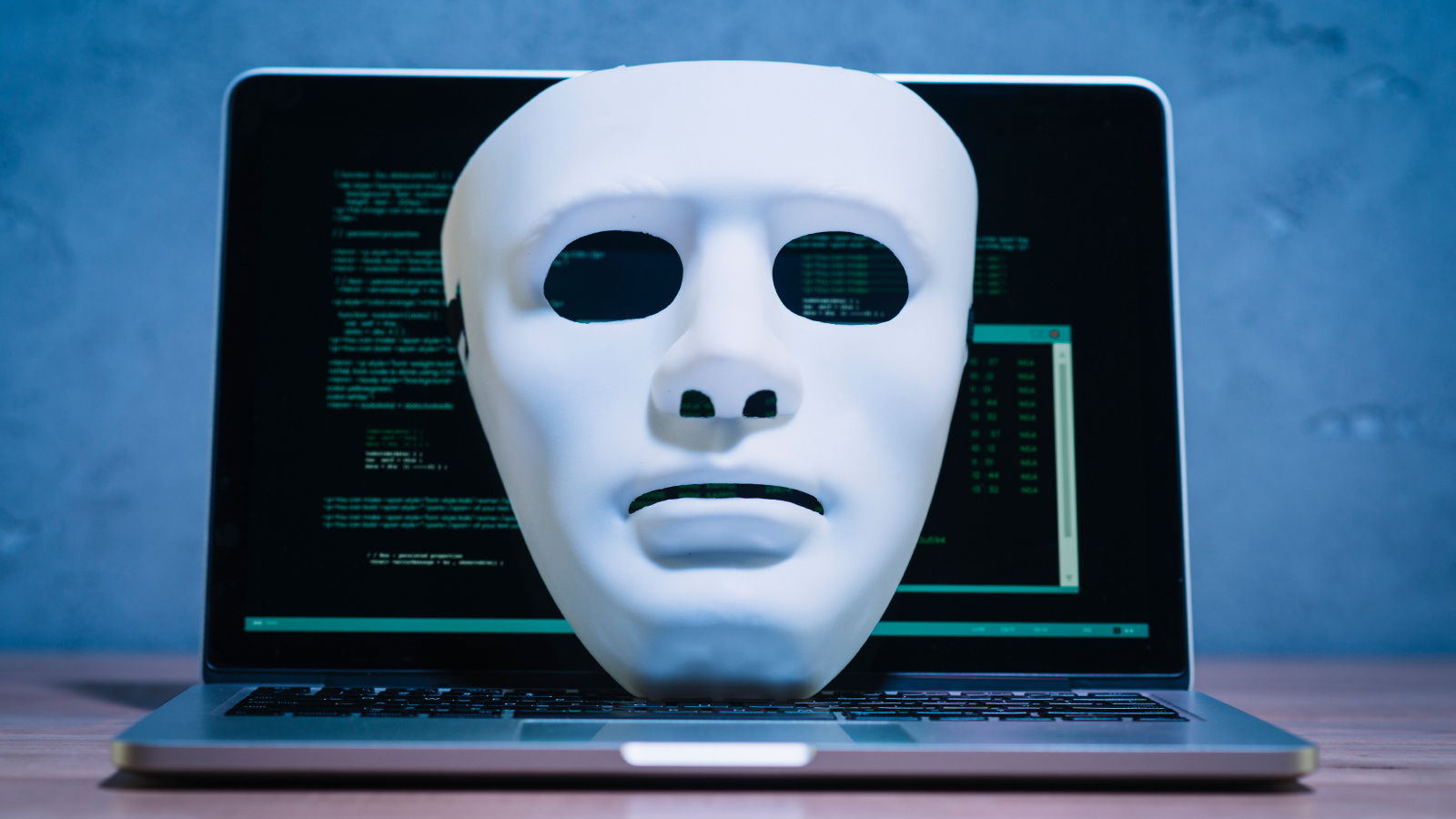 Hacker-Maske auf Computer