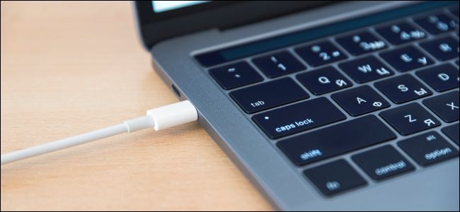 USB Typ C Thunderbolt-Kabel an ein MacBook angeschlossen.