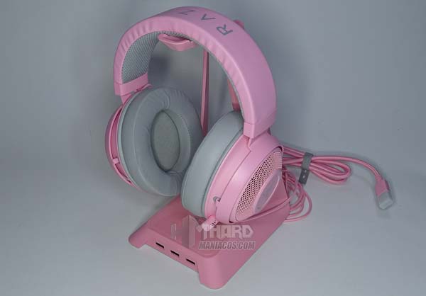 pinkfarbene Helme mit pinkfarbenen Razer-Gaming-Kopfhörern