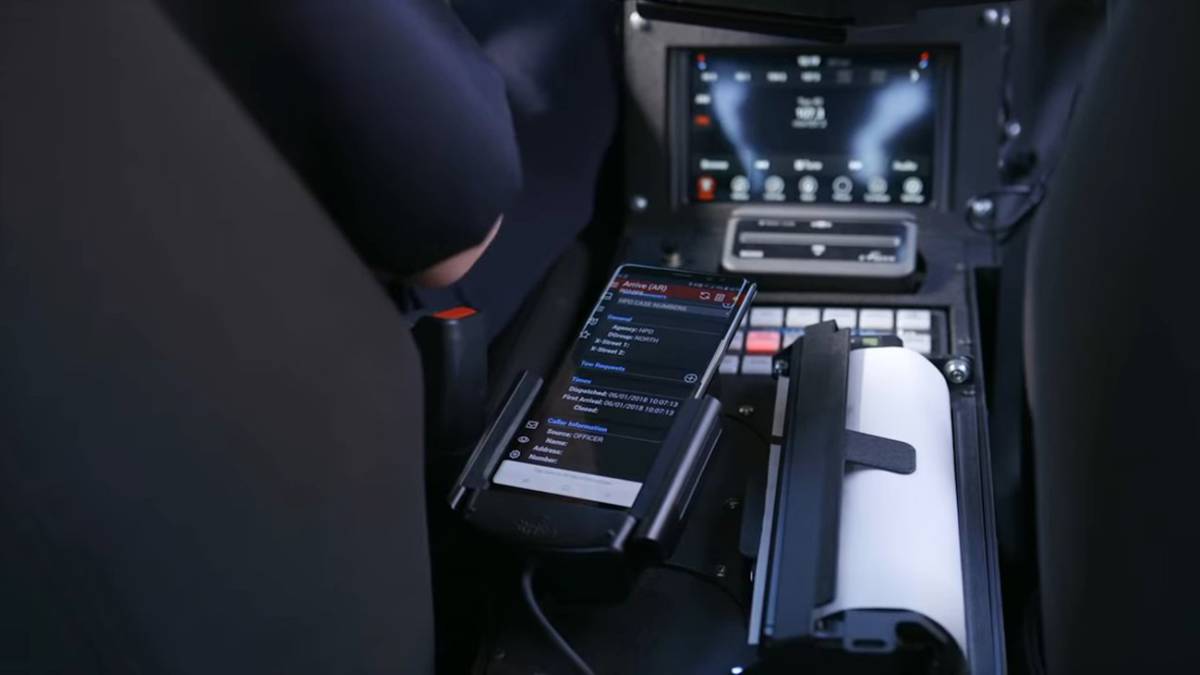 Ein Smartphone wie ein Computer in einem Polizeiauto? Sie waren schon ...