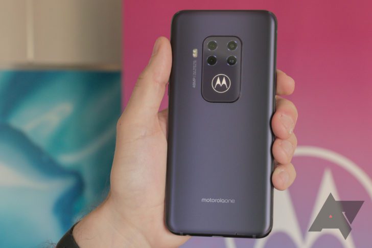 Motorola One Zoom zeigt sich wirklich mit vier glänzenden Rückfahrkameras und Fledermausflügeln