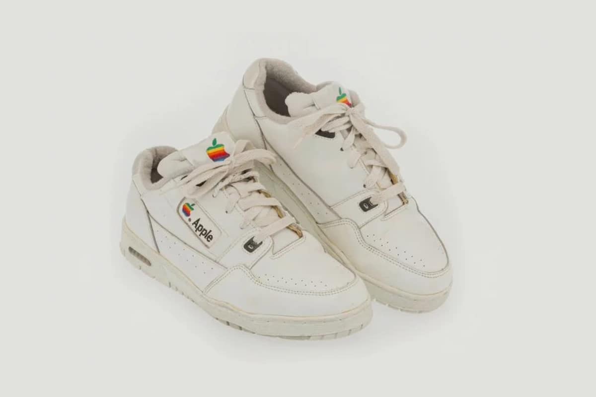 Apple Einst wurden Sneaker hergestellt, und ein Paar wurde kürzlich bei einer Auktion für mehr als 10.000 US-Dollar verkauft 219