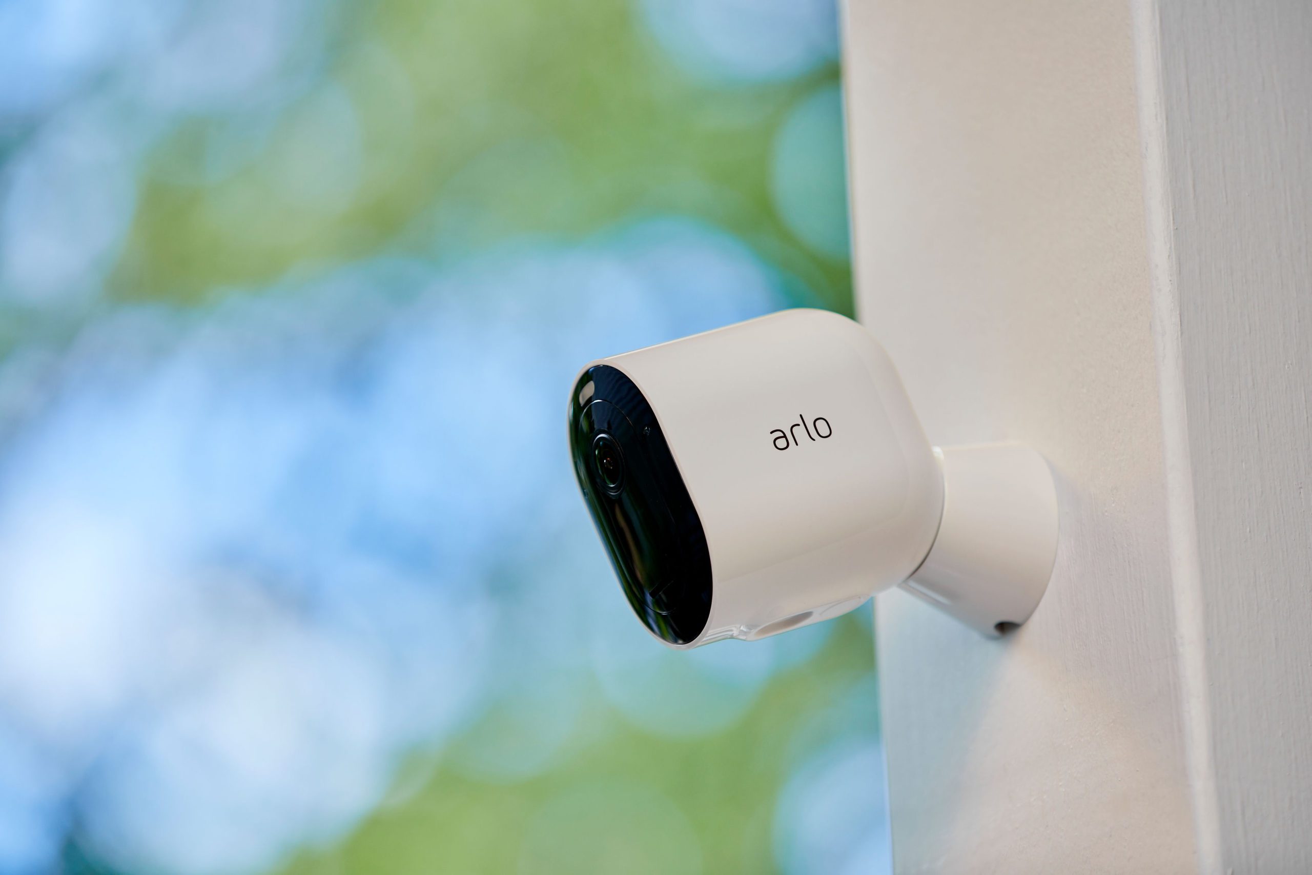 Die Arlo Pro 4 Kamera bietet eine Wi-Fi-Konnektivität ohne Hub und eine Akkulaufzeit von 6 Monaten 24