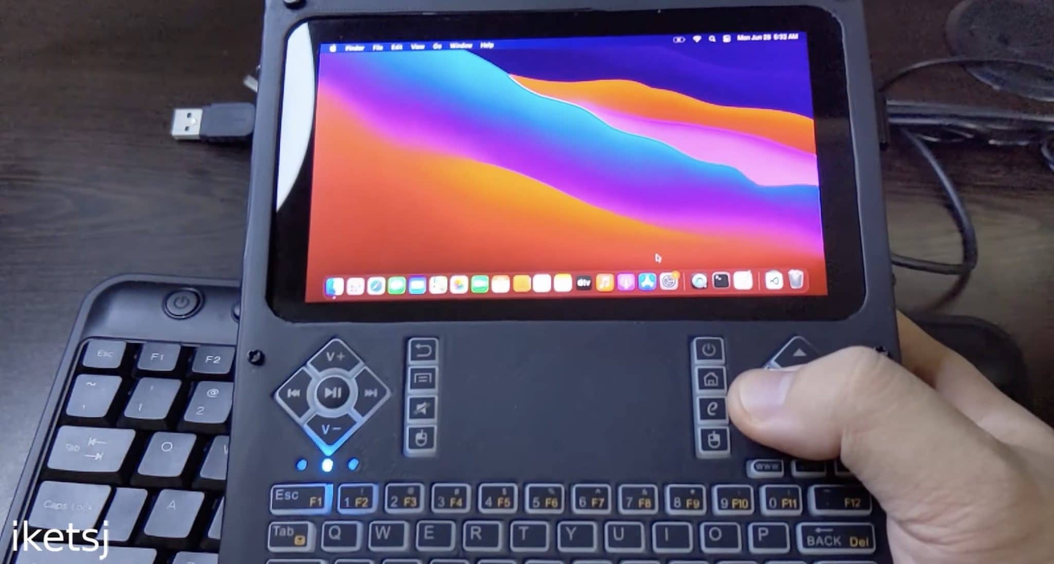 YouTuber erstellt einen „Mini-Handheld-PC“, auf dem macOS Big Sur läuft 116