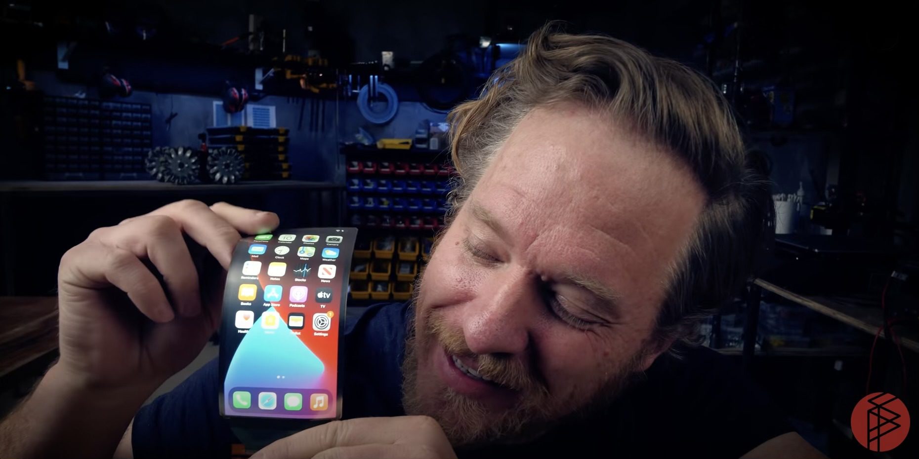 YouTuber kombiniert Raspberry Pi mit Klappglas, um ein faltbares iPhone zu visualisieren 62